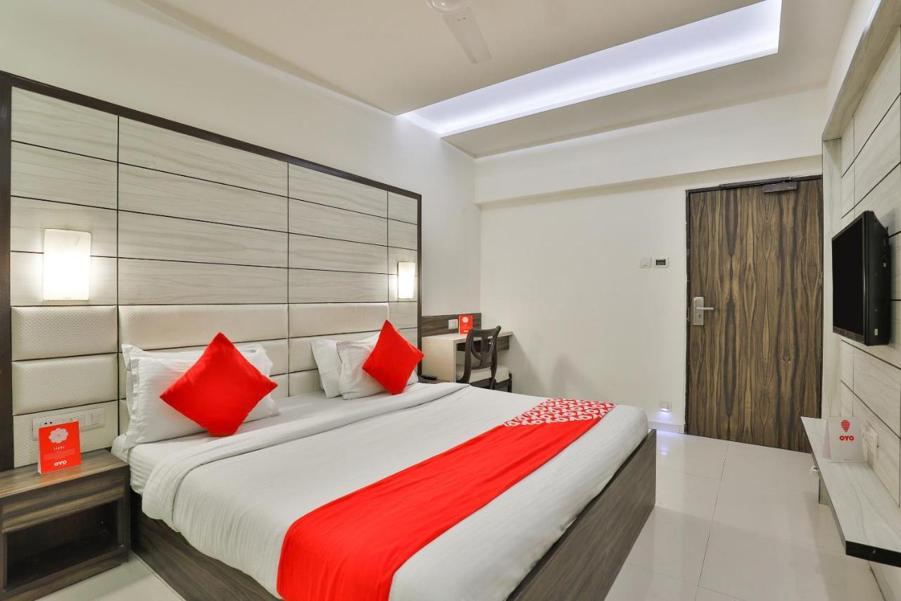 Oyo 2351 Hotel Golden Plaza Αχμπανταμπάντ Εξωτερικό φωτογραφία