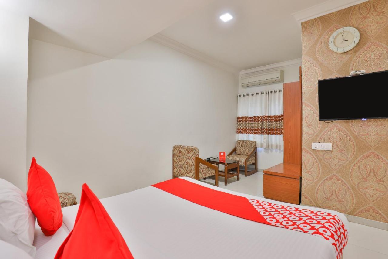 Oyo 2351 Hotel Golden Plaza Αχμπανταμπάντ Εξωτερικό φωτογραφία