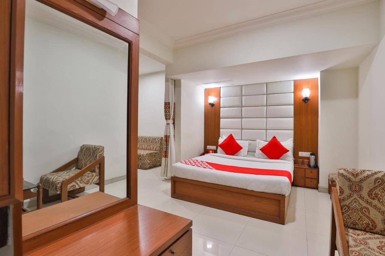 Oyo 2351 Hotel Golden Plaza Αχμπανταμπάντ Εξωτερικό φωτογραφία
