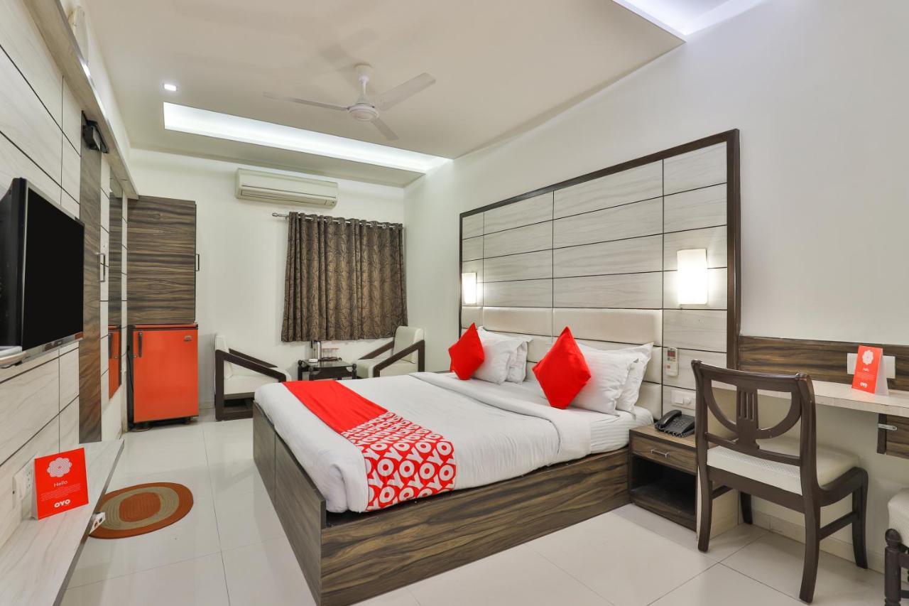 Oyo 2351 Hotel Golden Plaza Αχμπανταμπάντ Εξωτερικό φωτογραφία