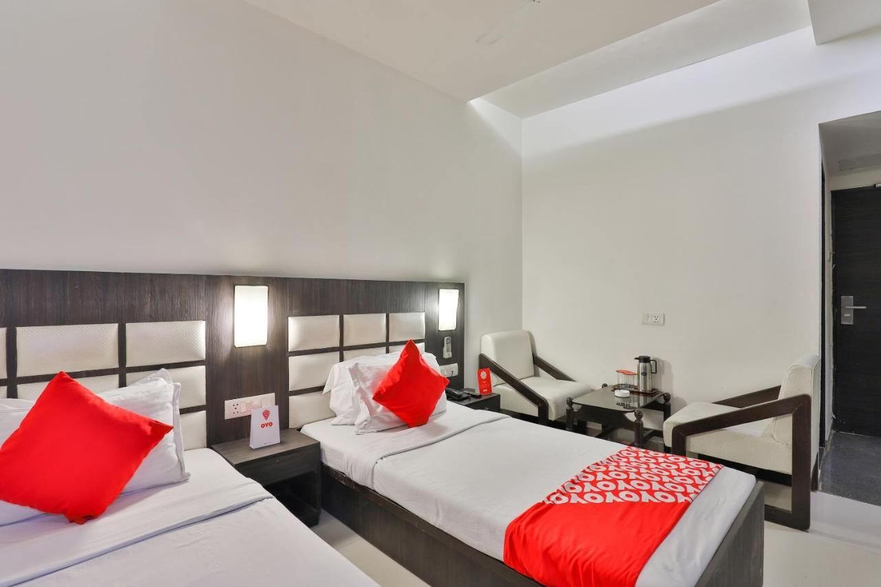 Oyo 2351 Hotel Golden Plaza Αχμπανταμπάντ Εξωτερικό φωτογραφία