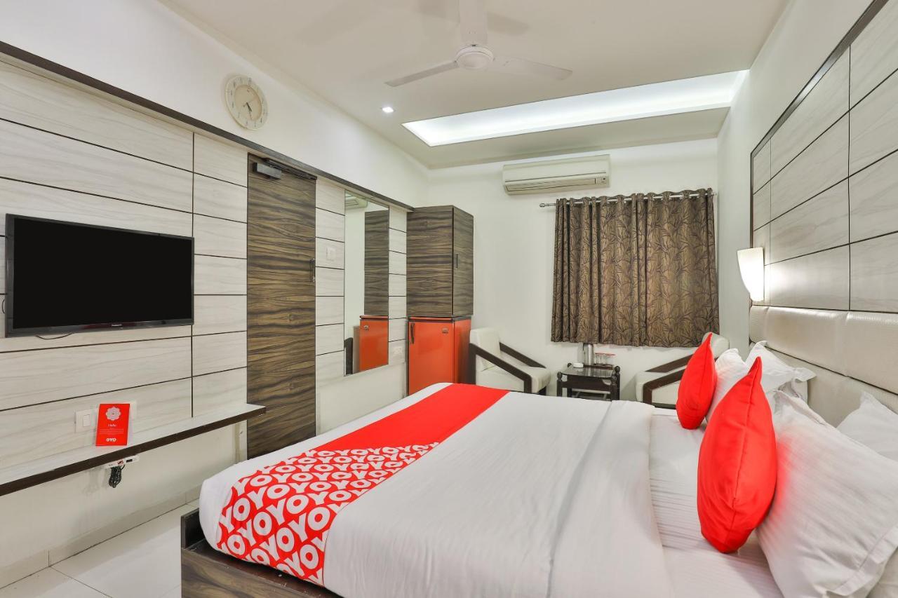 Oyo 2351 Hotel Golden Plaza Αχμπανταμπάντ Εξωτερικό φωτογραφία