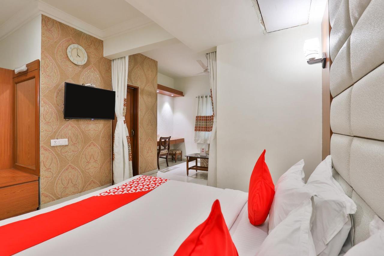 Oyo 2351 Hotel Golden Plaza Αχμπανταμπάντ Εξωτερικό φωτογραφία