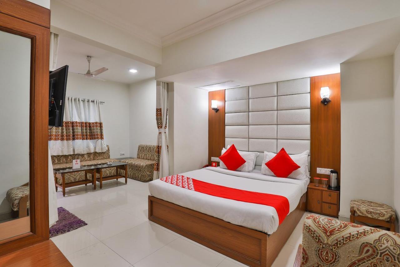 Oyo 2351 Hotel Golden Plaza Αχμπανταμπάντ Εξωτερικό φωτογραφία