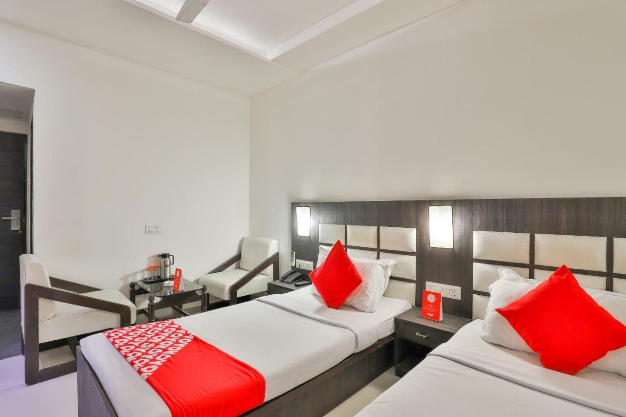 Oyo 2351 Hotel Golden Plaza Αχμπανταμπάντ Εξωτερικό φωτογραφία
