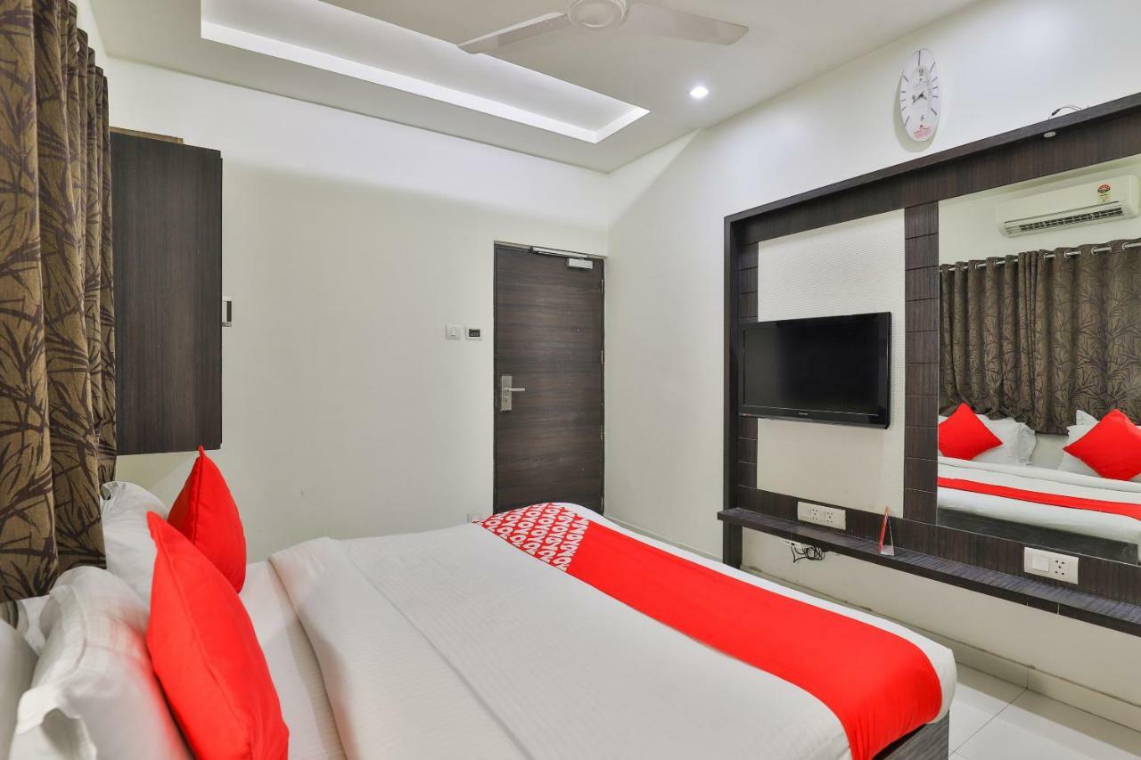 Oyo 2351 Hotel Golden Plaza Αχμπανταμπάντ Εξωτερικό φωτογραφία