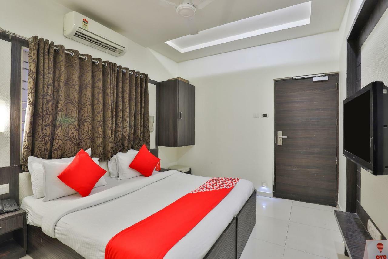 Oyo 2351 Hotel Golden Plaza Αχμπανταμπάντ Εξωτερικό φωτογραφία