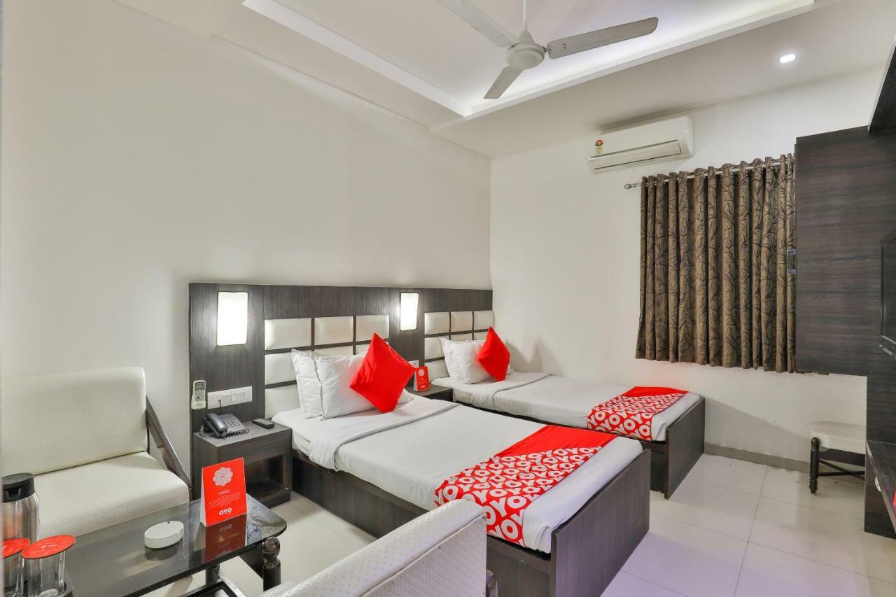 Oyo 2351 Hotel Golden Plaza Αχμπανταμπάντ Εξωτερικό φωτογραφία