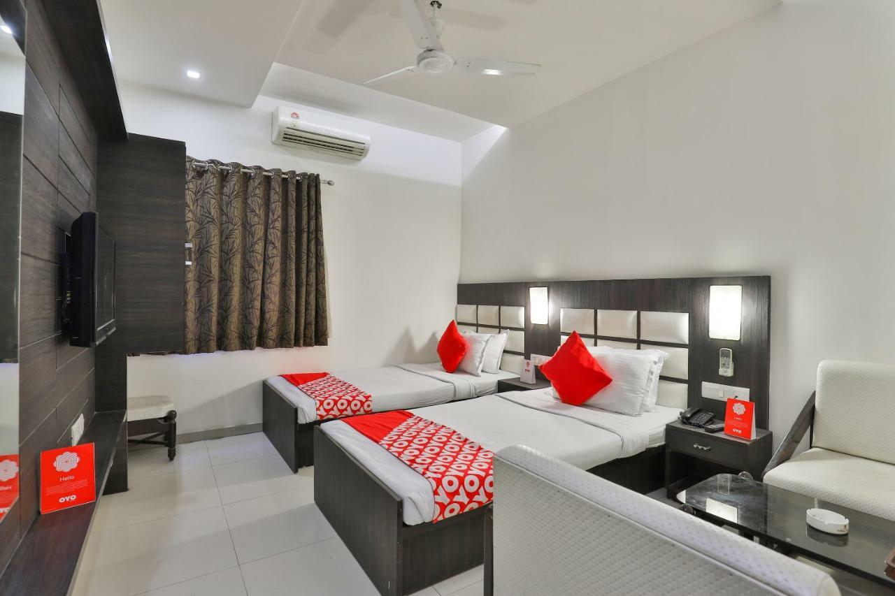 Oyo 2351 Hotel Golden Plaza Αχμπανταμπάντ Εξωτερικό φωτογραφία